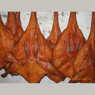 供应四川特色 地方特产烟熏板鸭 好吃不贵农家特产烟熏板鸭 批发