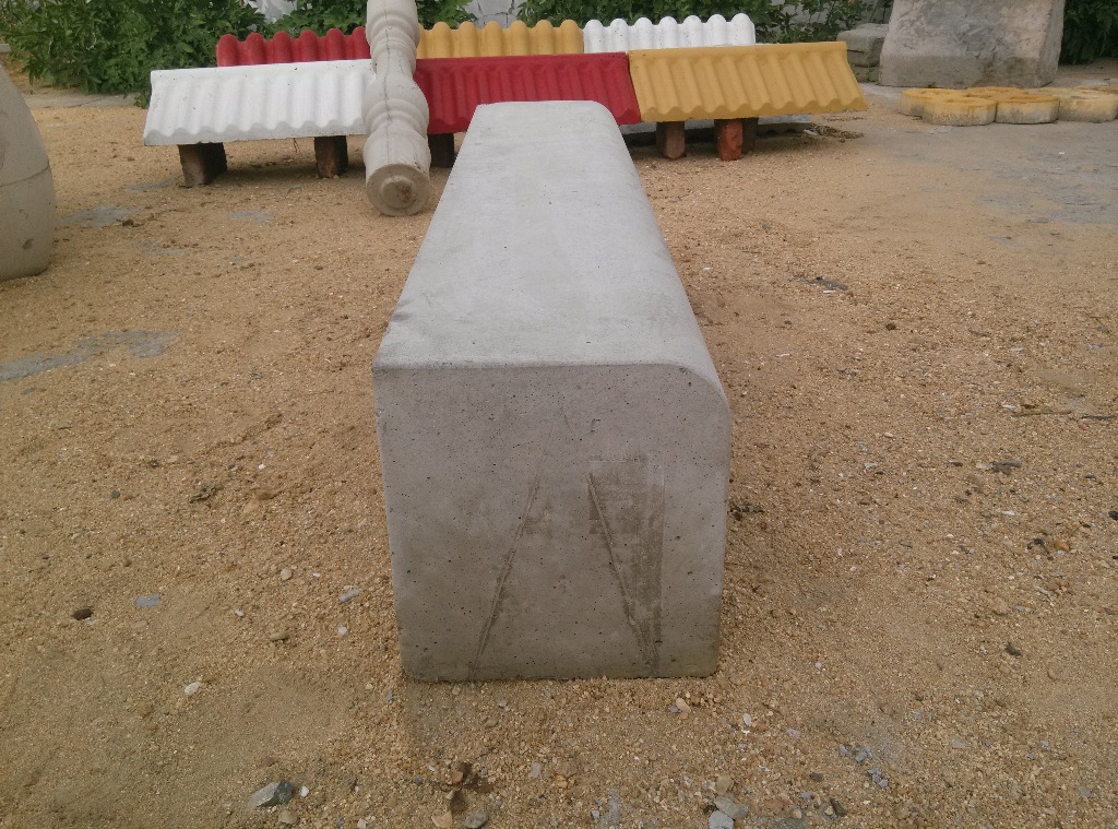 供应加工各种类型的里程碑路边石模具水泥制品