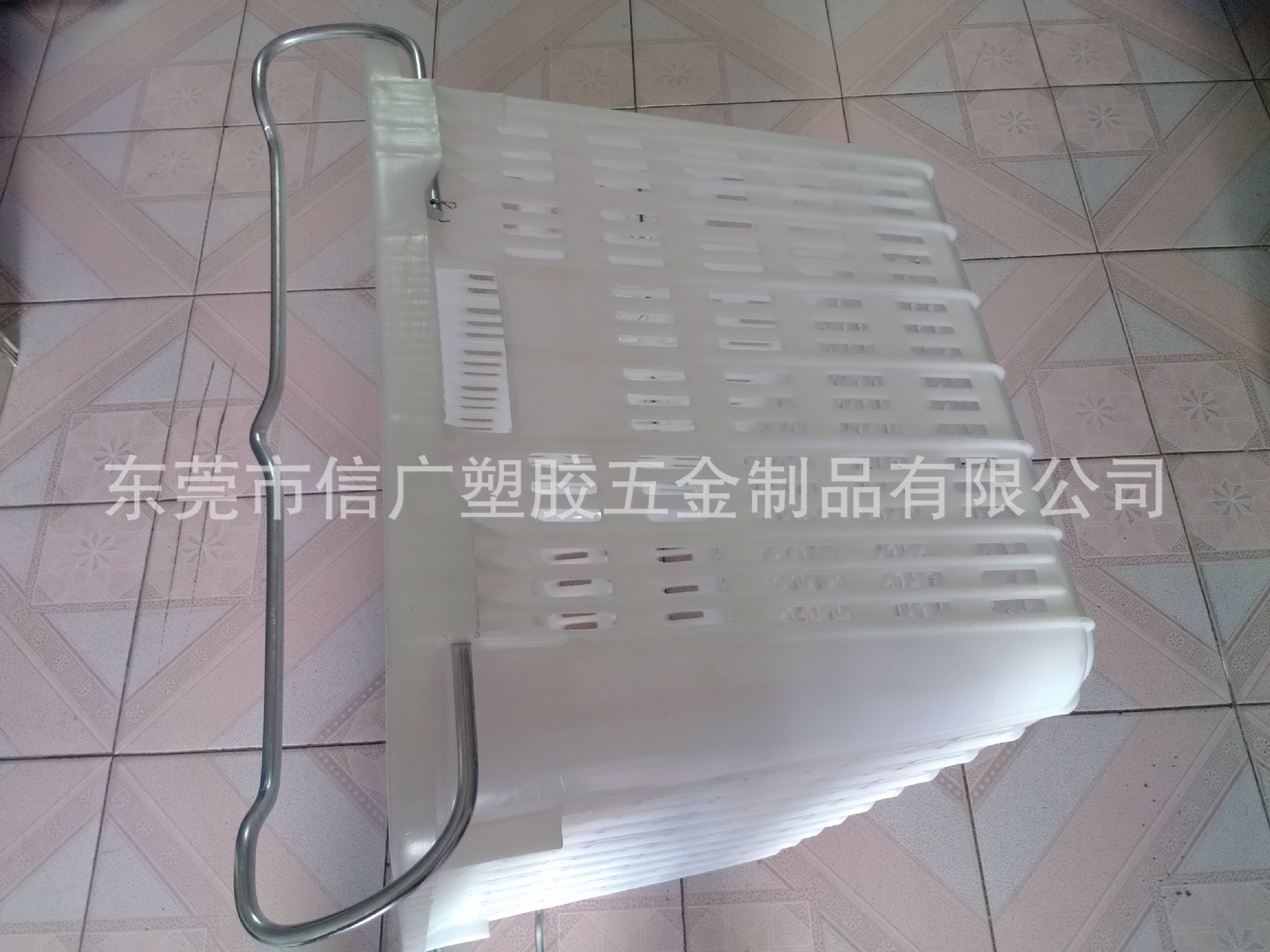 厂家批发 白色塑料蔬菜筐子 蓝色网眼周转框600*430*300带铁把手