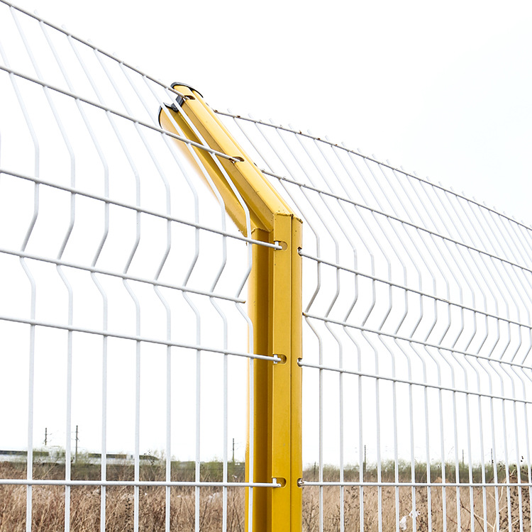定做压弯桃型柱护栏网 机场铁丝护栏网 市政绿地桃型柱围栏