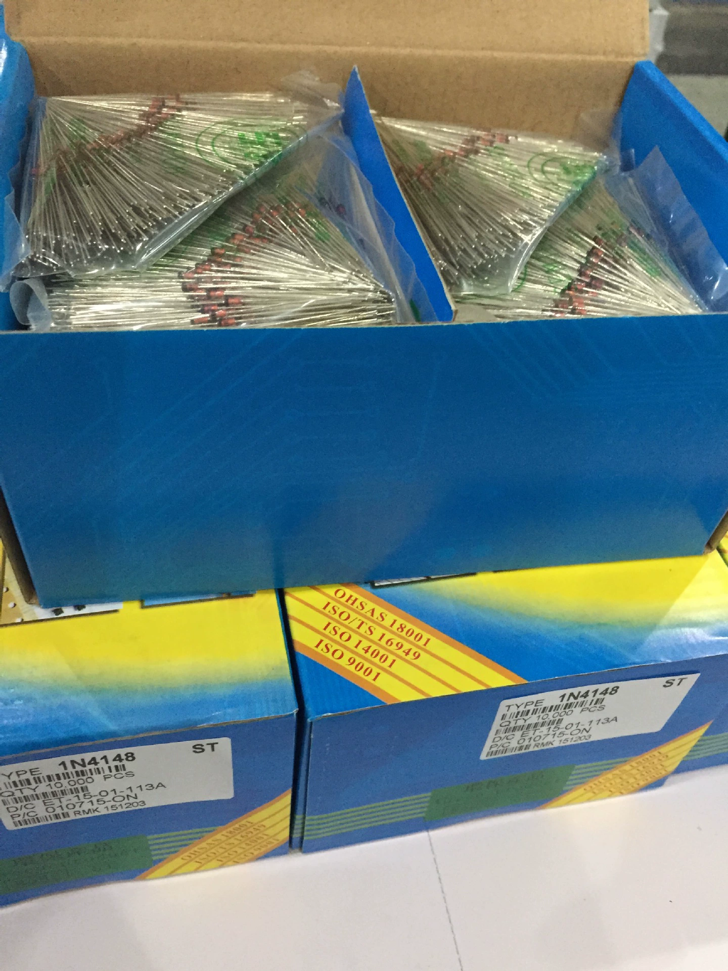 Производители диодов электронных компонентов поставляют специальное качество 1N4148 стабильный переключатель диода прямых продаж