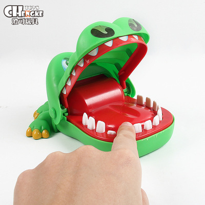 Lừa đồ chơi cắn cá sấu điện cắn ngón tay cá sấu cắn ngón tay