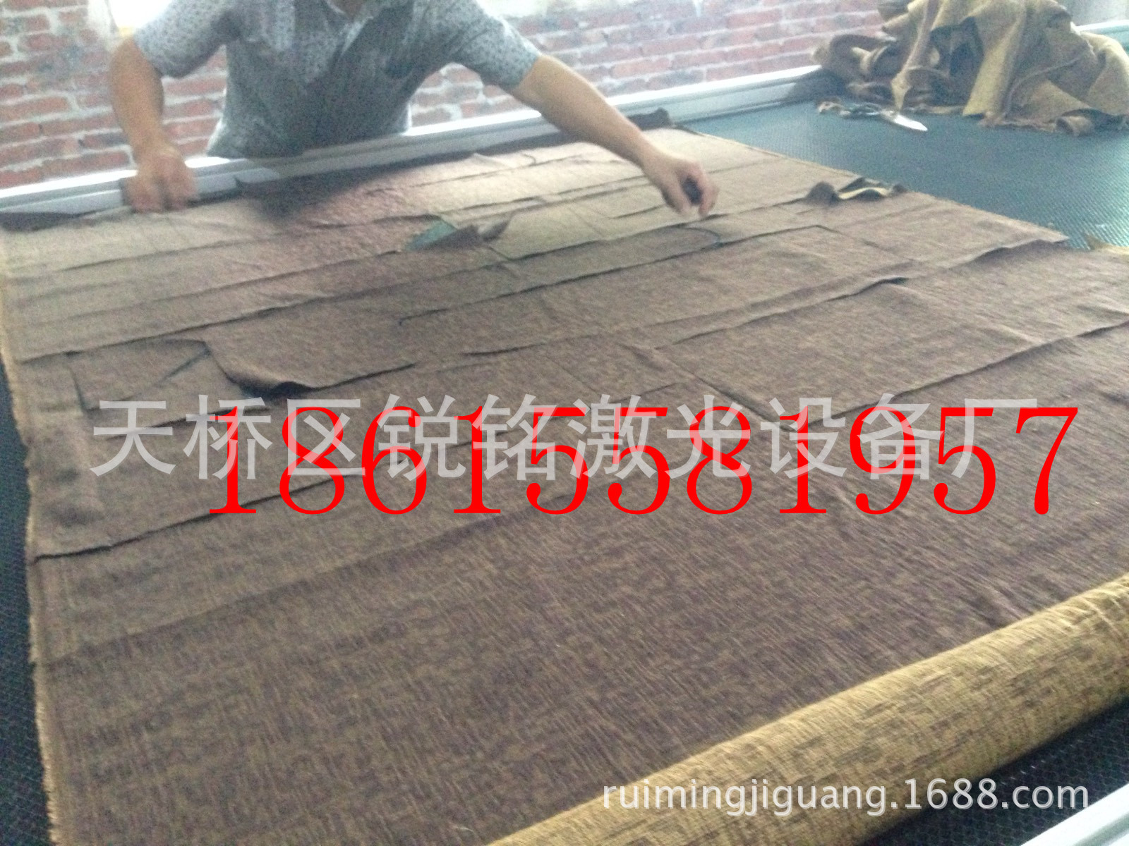 箱包皮鞋切割、围巾裁剪机、布料皮革激光切割机