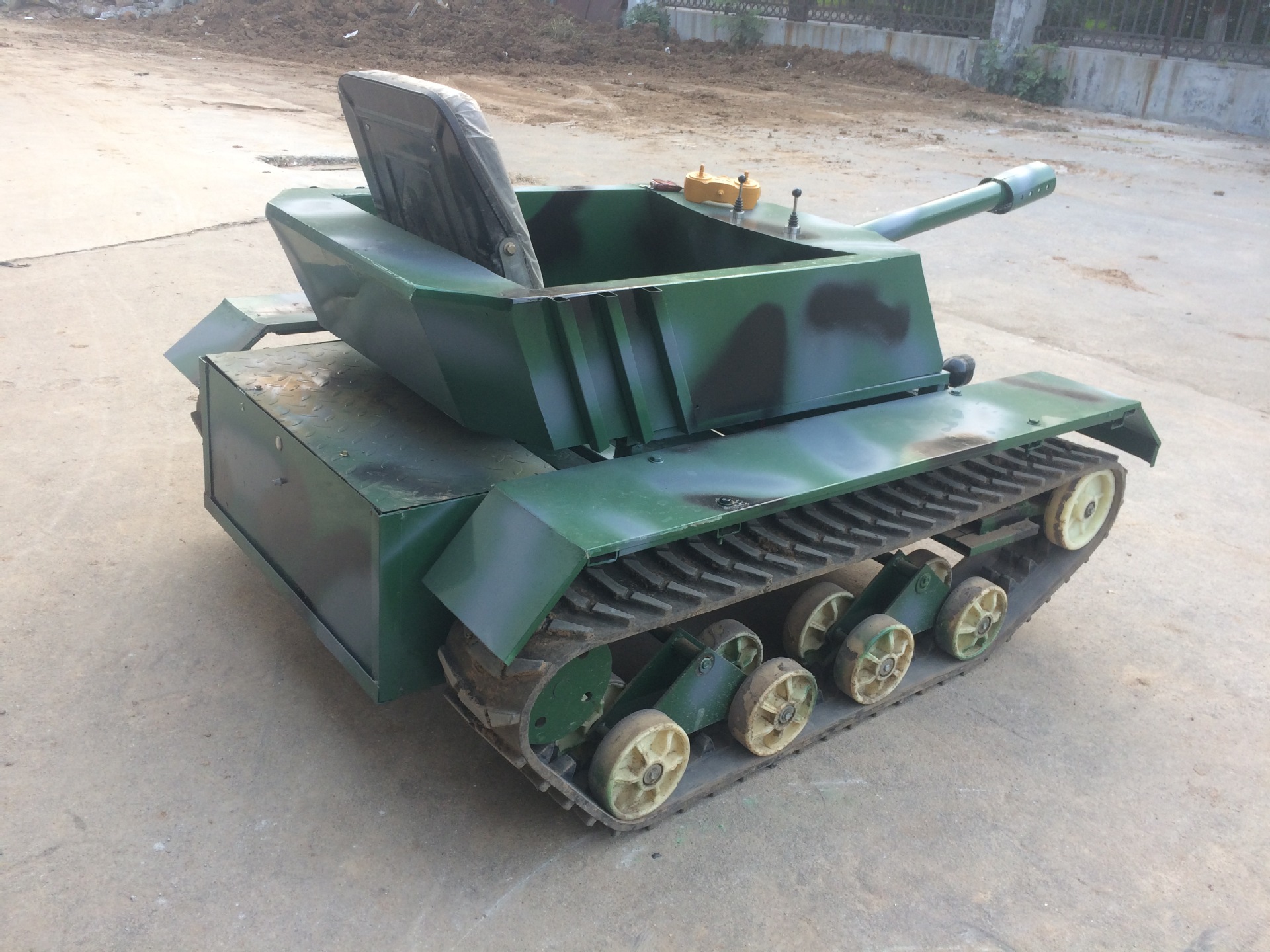 批发定制冬季游乐设备雪地坦克户外游乐设备设施玩具