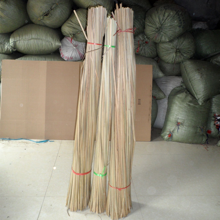 Manufacturer supplies dried flower materials, cattail leaves, and light-colored natural style decorations.