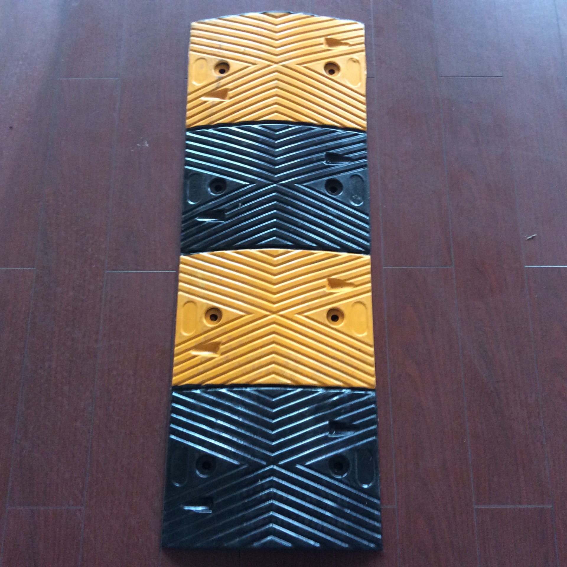 一米长 橡胶道路减速带 原生胶NBR耐用性减速带 25*35cm特殊尺寸-阿里巴巴