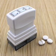 日式ABS塑料切药盒 弹簧式安全不锈钢刀片掰药器 家庭老人分药盒