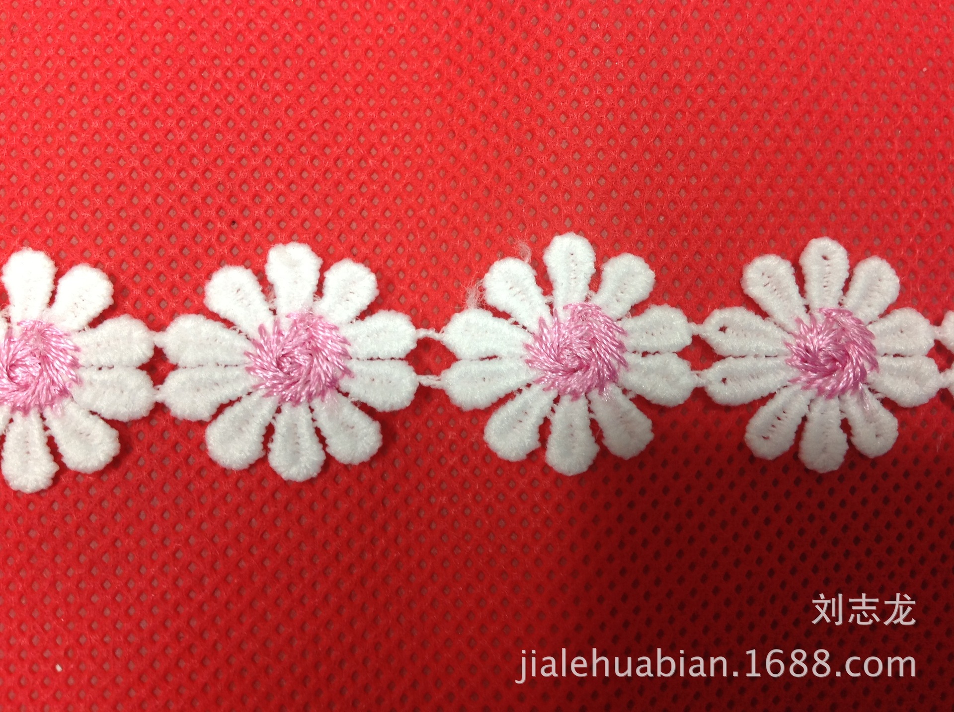 现货供应  2.5CM直径多色花心8叶牛奶丝花朵条码花边 一码36朵