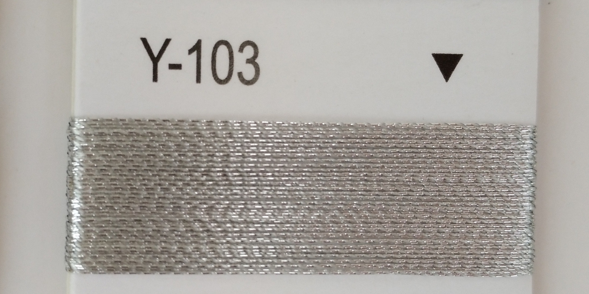 화이트 원사 참깨 실버 Y-103 산양 금색과 실버 실크 컴퓨터 자수 실 SY 금색과 실버 실 MS 조밀 한 포장 실 밝은 실크 실