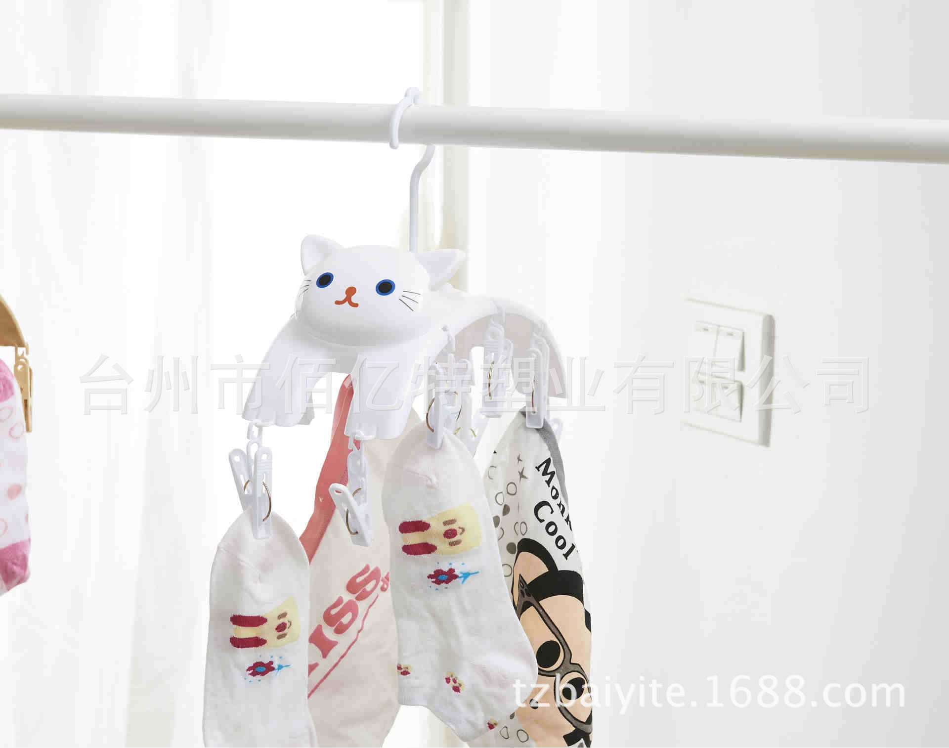The cute cartoon cat -shaped underwear and socks that can be rotated…