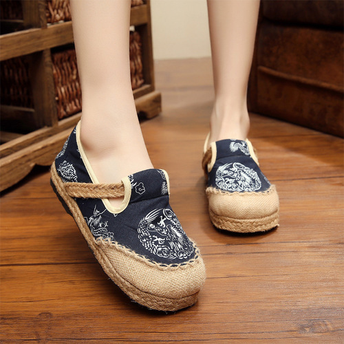Tai chi kung fu shoes for women Thai national shoes hand woven flat heel round head easy to wear a non slip dragon totem cover shoes