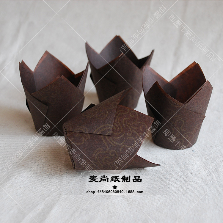 Grado Alimenticio europeo resistente a altas temperaturas medio marrón Cupcake hornear oro onda pastel bandeja de papel personalizado por los fabricantes