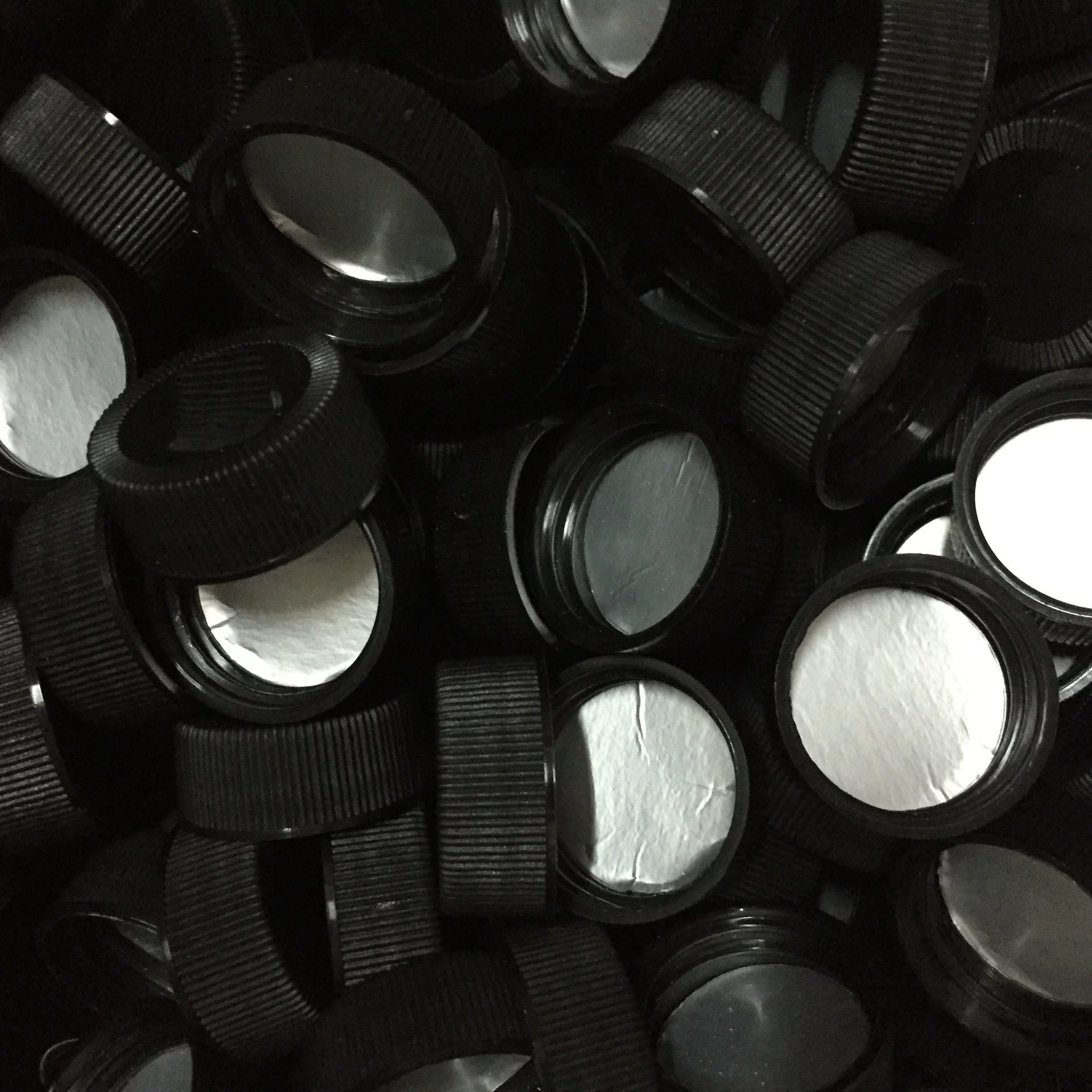 28/400 пластиковая крышка крышки 410 черноты крышки бутылки брызг черноты крышки алюминиевой фольги ПЭ зубов черноты 28 крышки обычная