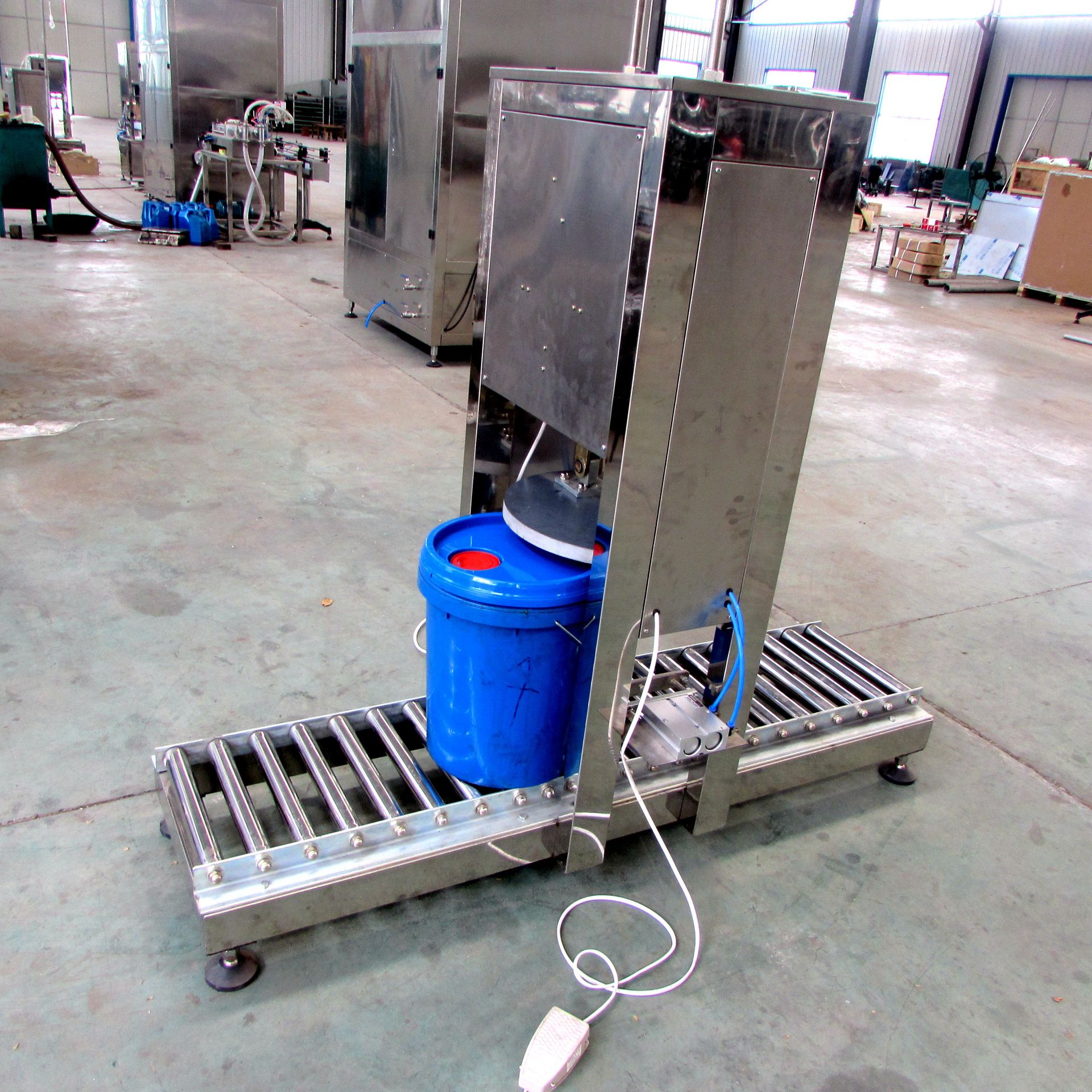 半自动中桶压盖机  塑料桶机油桶压盖机 20L塑料桶脚踩式封口设备