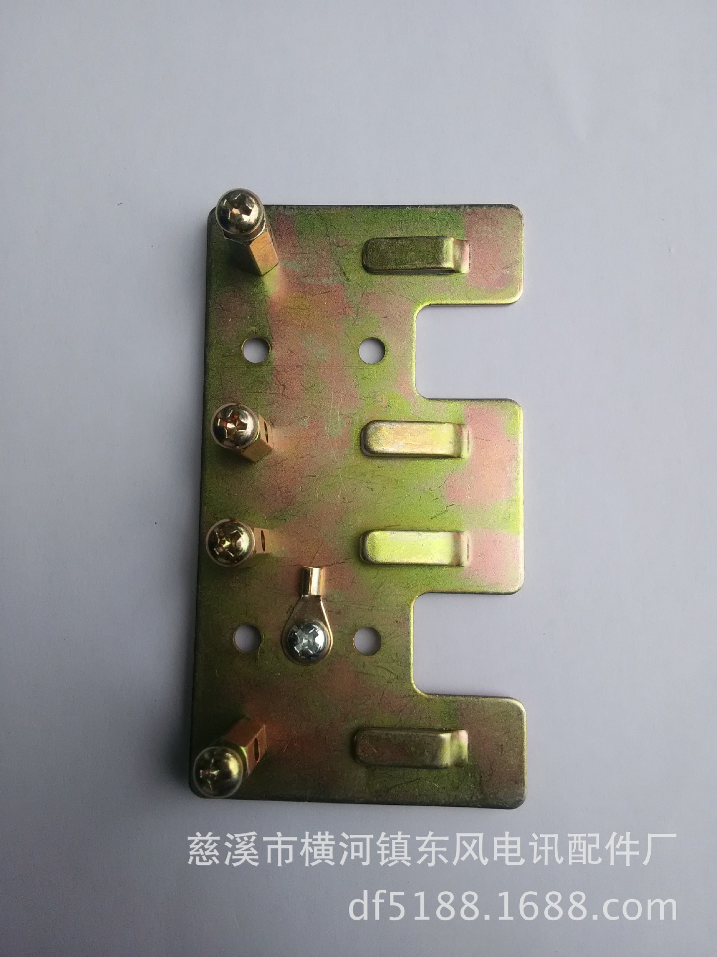 厂家现货供应通信设备配件分纤箱固定柱底板冲床件五金110X60MM