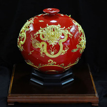 漆线雕礼品陶瓷摆件会销礼品创意家居五龙中国红瓷瓶带玻璃罩包装