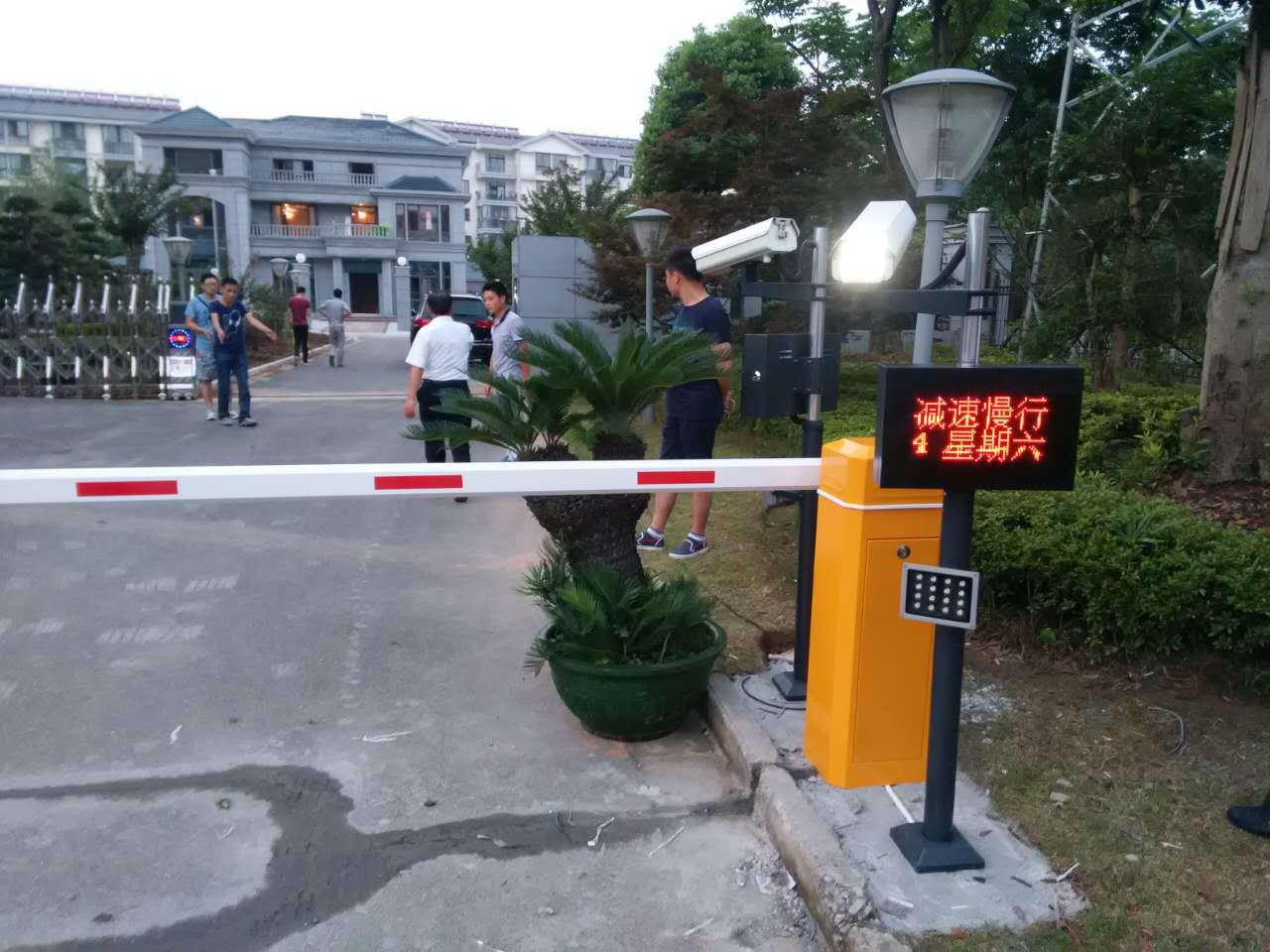 高清车牌识别厂家 车牌识别一体机停车场道闸 无人值守收费系统