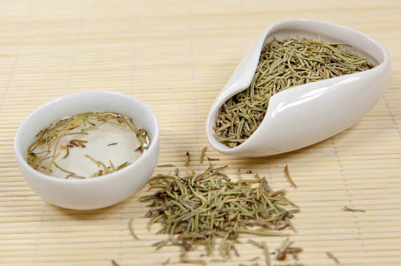 Dried Rosemary Leaves Mi Die Xiang 迷迭香 Wholesale Bulk Culinary and Herbal Tea Herb 500g in use