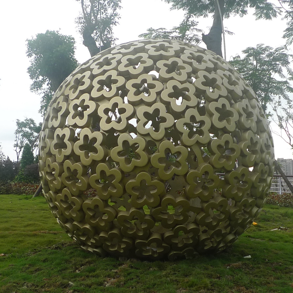 供应玻璃钢户外大型景观黄色镂空球雕塑 异型镂空玻璃钢圆球