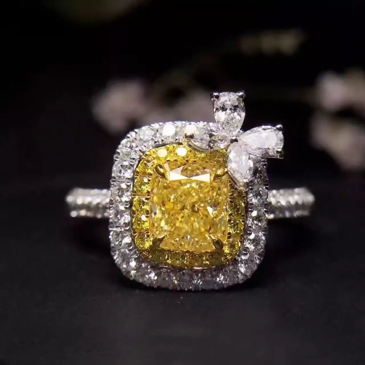 經典枕形黃鑽 水滴形款蝴蝶結鑽石戒指 18K白金鑽戒指