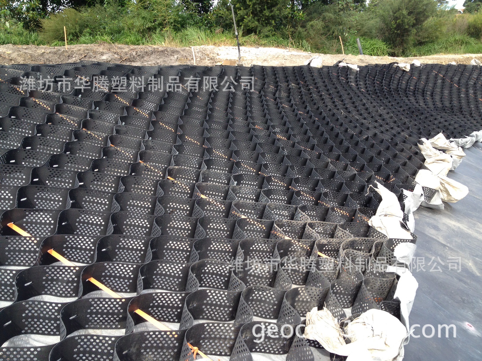 塑料蜂巢土工格室、边坡防护蜂巢约束系统土工格室，超声焊接