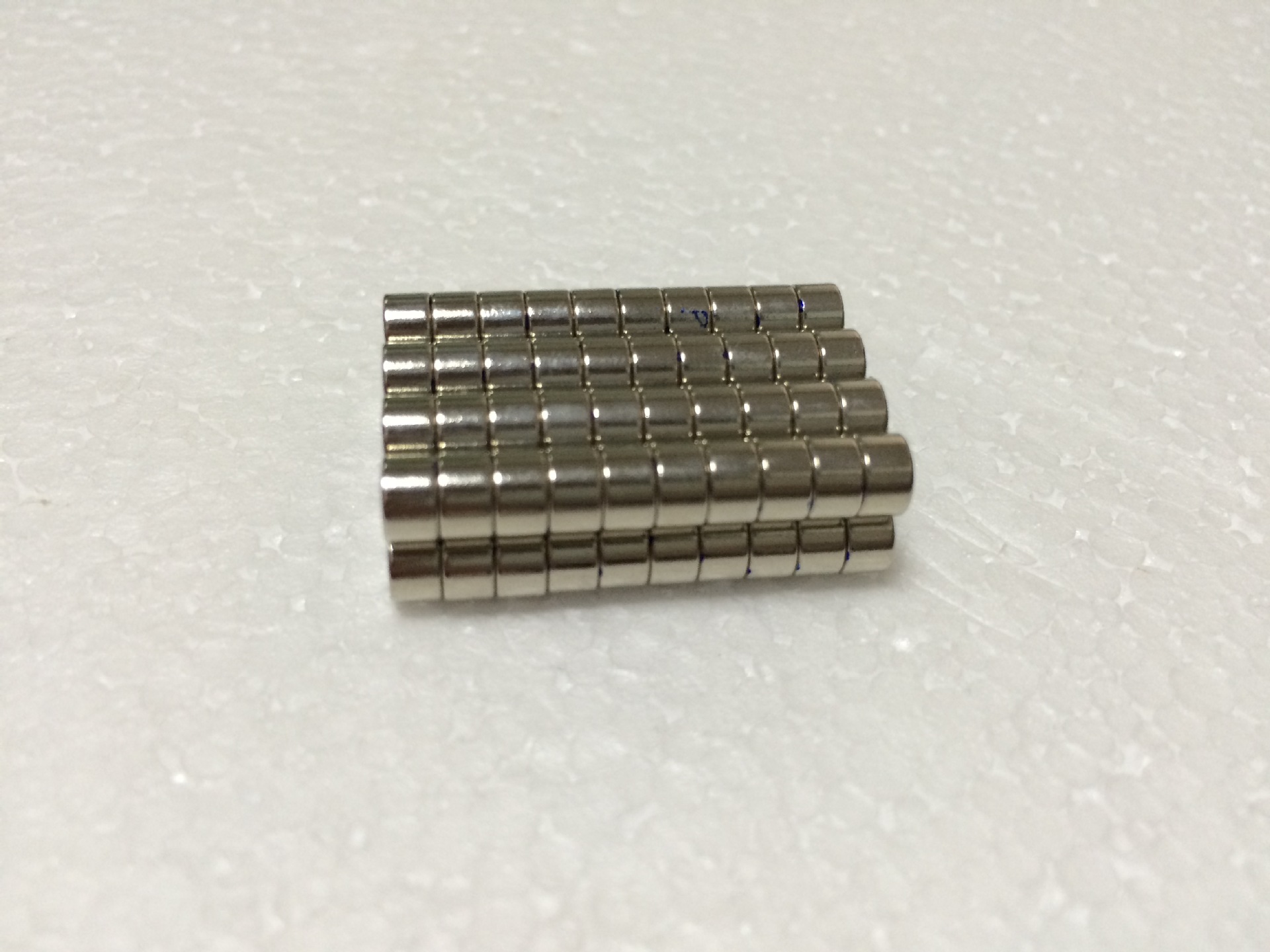 厂家制定钕铁硼磁铁D5*3 小规格磁石 强力圆形吸铁石磁性耐高温