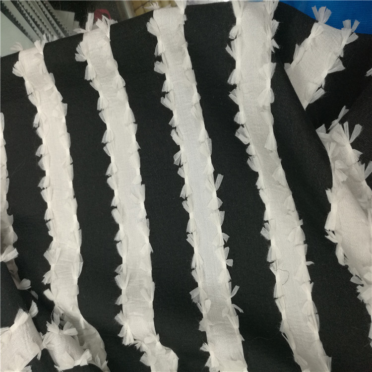 黑白粗条上面带蝴蝶梭织色织提花剪花面料适用于服装装饰