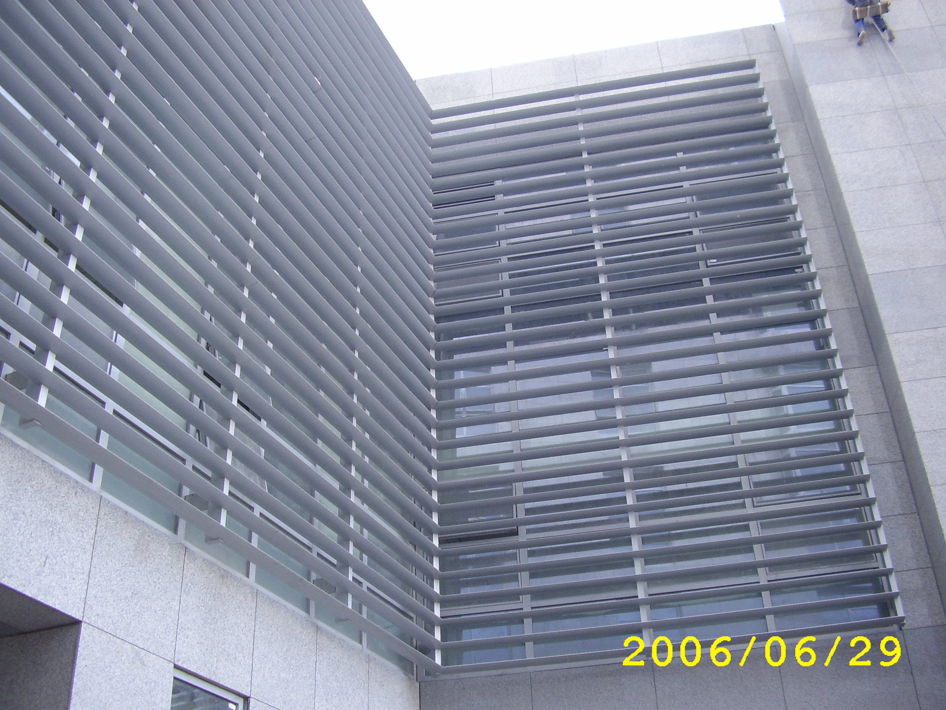 电动铝合金梭型遮阳翻版百叶机翼百叶遮阳装饰百叶立顶面梭型百叶-阿里巴巴