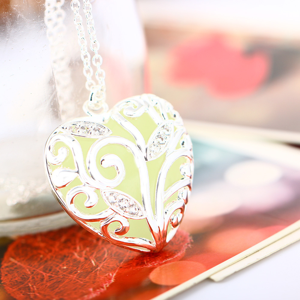 Hot-selling Hollow Heart-shaped Luminous Jewelry Peach Heart Diamond Sea Heart Necklace Wholesale display picture 11