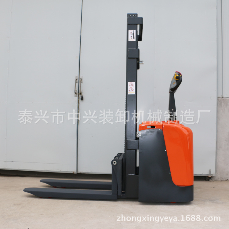 新款全电动堆垛车1