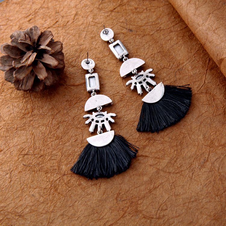 Aretes Para Mujer Sencillos Con Borla En Blanco Y Negro Para Mujer Al Por Mayor De Moda display picture 3