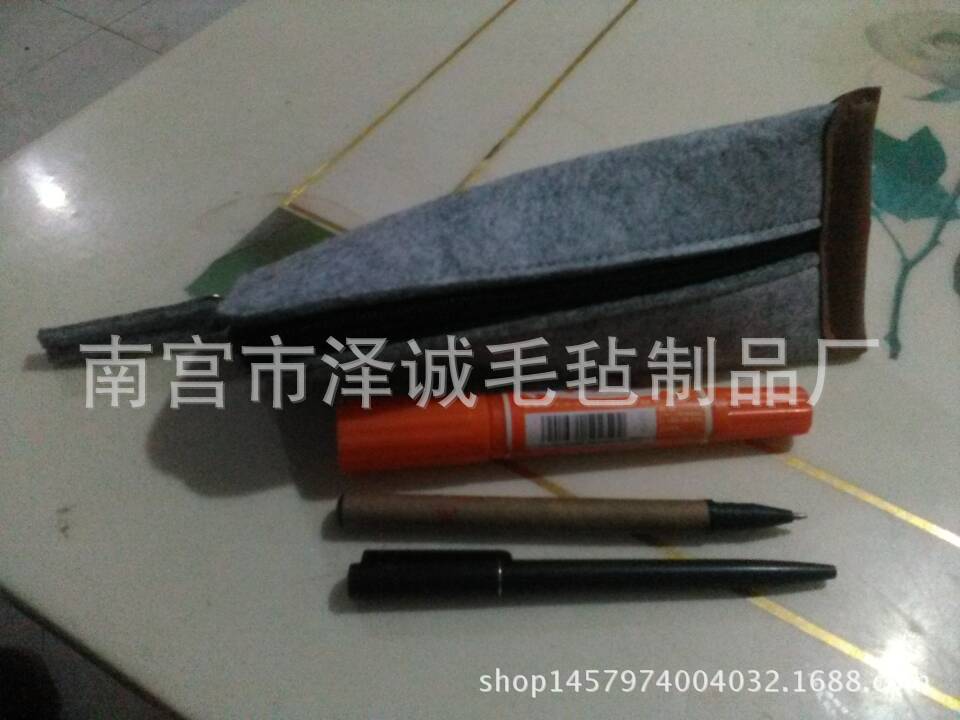 厂家定制：新款韩式毛毡皮革笔袋 时尚环保，
