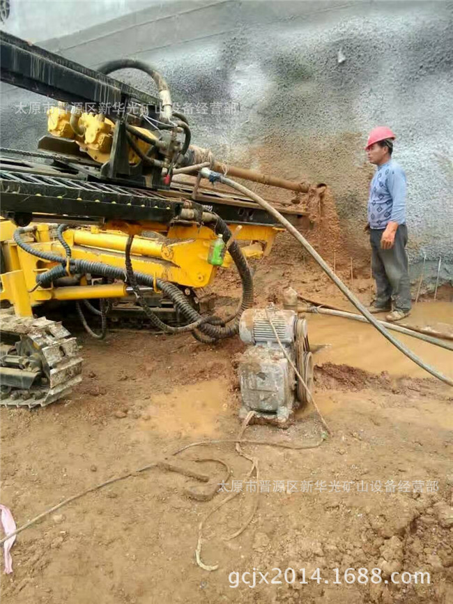 履带式潜孔钻车