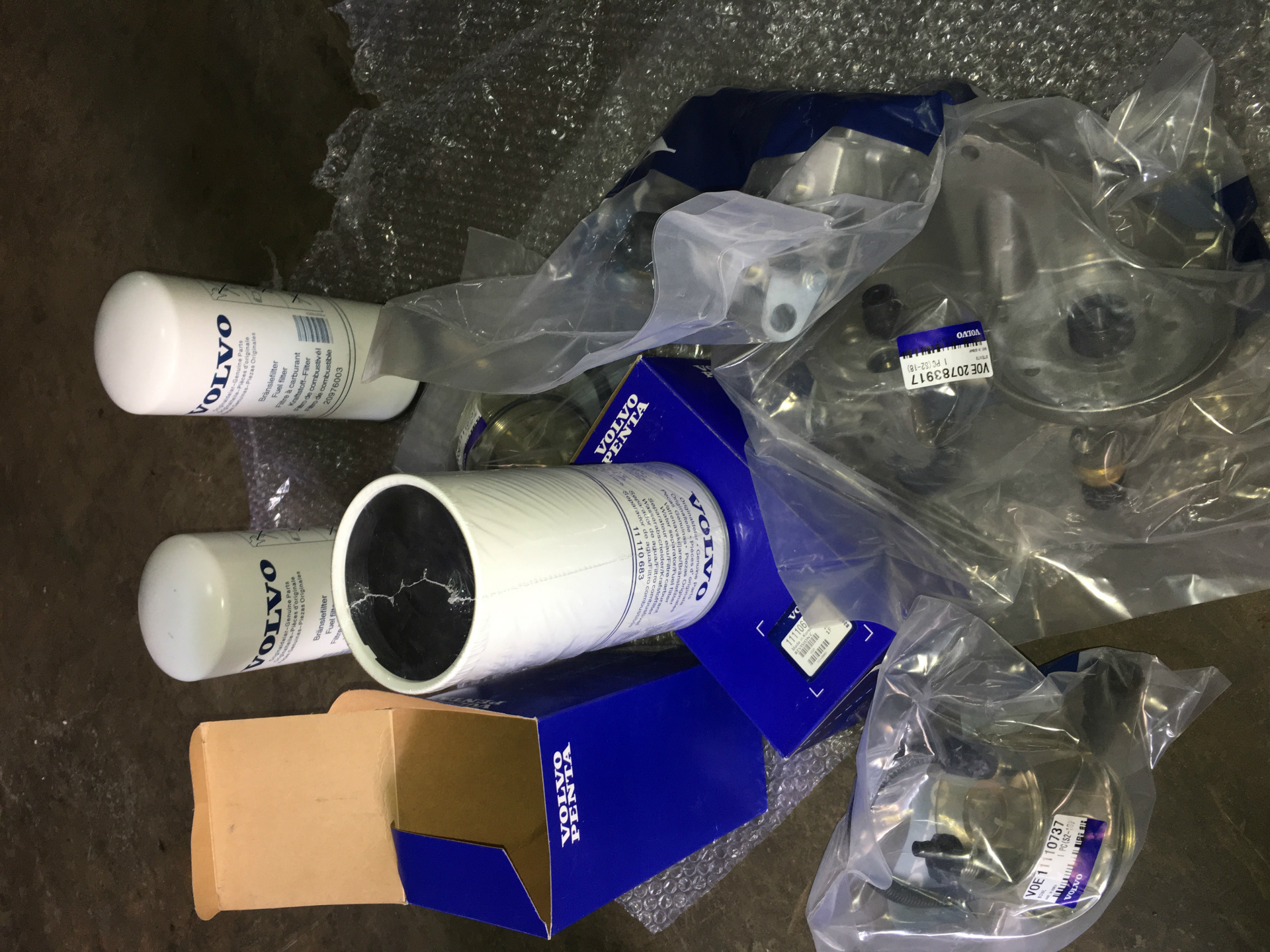 销售沃尔沃工程机械TAD1640VE发动机油水滤清器11110737