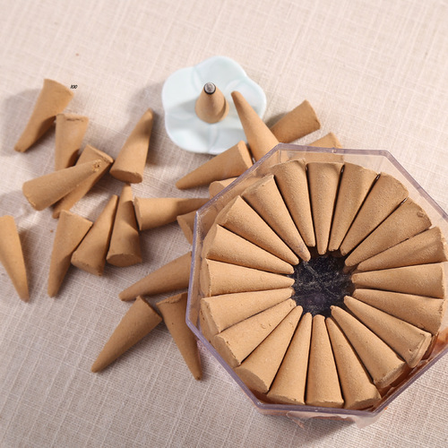 A 100-piece canister of natural Old Mountain Sandalwood cone incense for Buddha, sandalwood cone incense granules for home use.