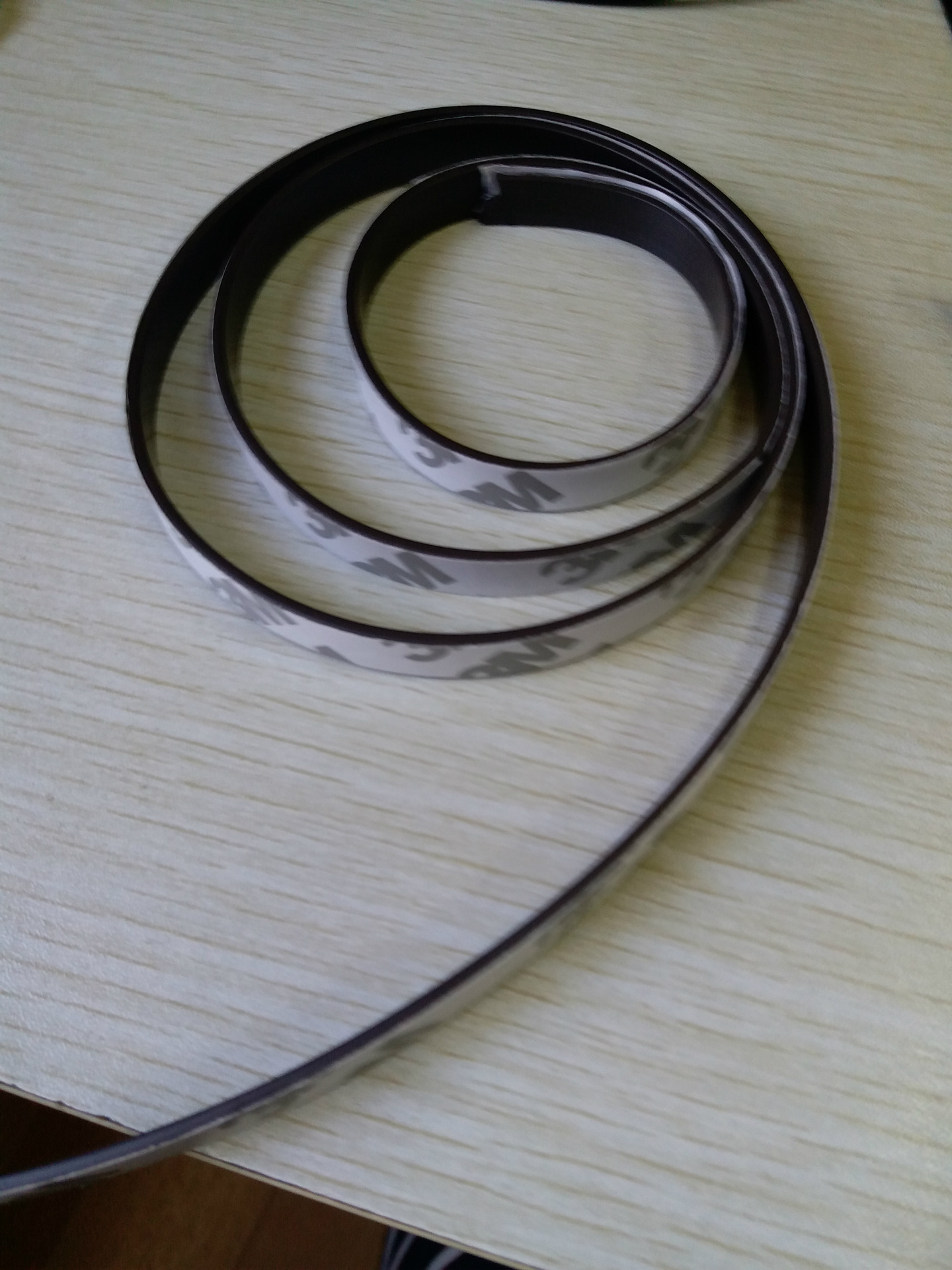 荐 橡塑磁 10*2mm 橡胶磁条 带胶软磁条纱窗 广告展板磁条