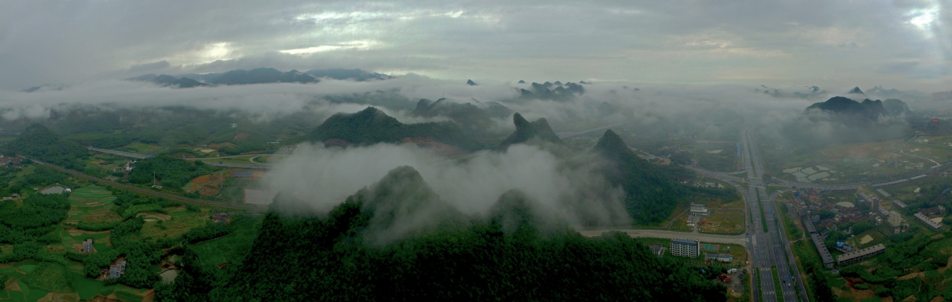 在云海中穿行  广乐高速英德段_调整大小