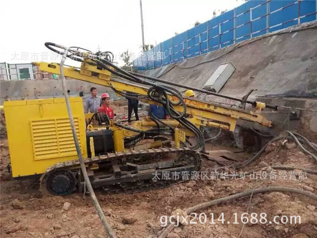 履带式潜孔钻车