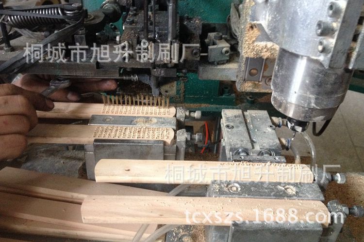 钢丝刷木柄载毛车间