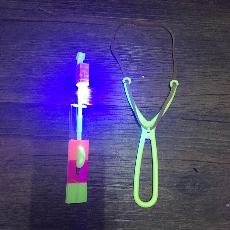 빨간색과 파란색 이중 플래시 발광 새총 투석기 비행 화살표 야시장 매점 공급 창조적 인 어린이 작은 장난감 도매 뜨거운 판매