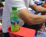 Стол с водой зажимает большой толстая толстая чашка, чашка, зажим для хранения мусора