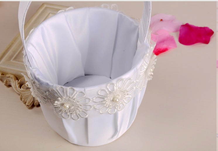 European and American Western-style wedding supplies, bride's lace flower basket, wedding bridesmaid's hand-carried basket, flower boy's flower scattering basket, wedding candy basket detail image 9