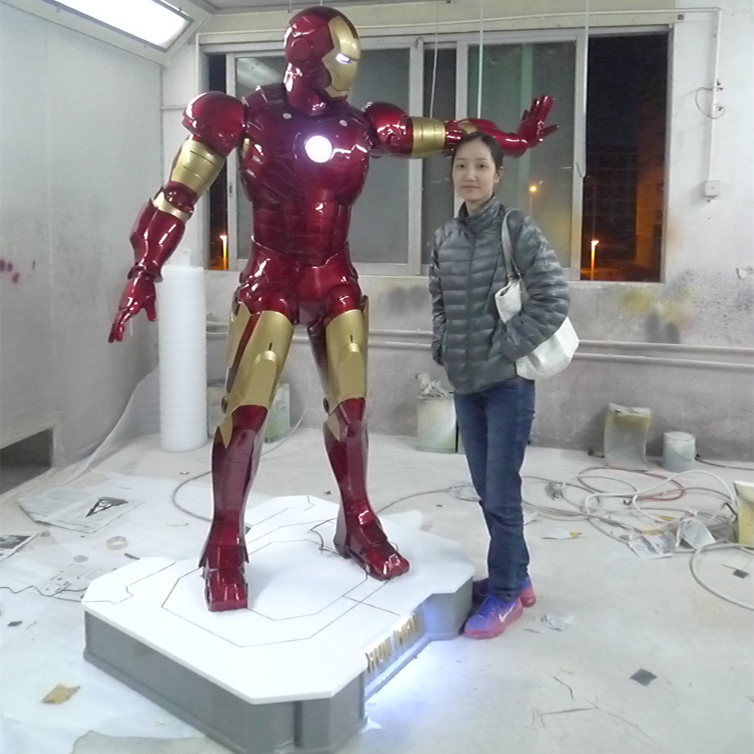 供应玻璃钢卡通  影视钢铁侠 品牌卡通景观造型美陈 玻璃钢雕塑