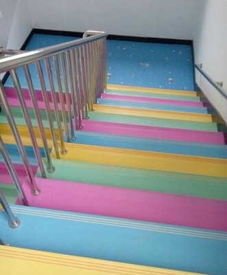 幼儿园楼梯踏步垫耐磨环保pvc塑胶地板防磕止滑条楼梯踏步板