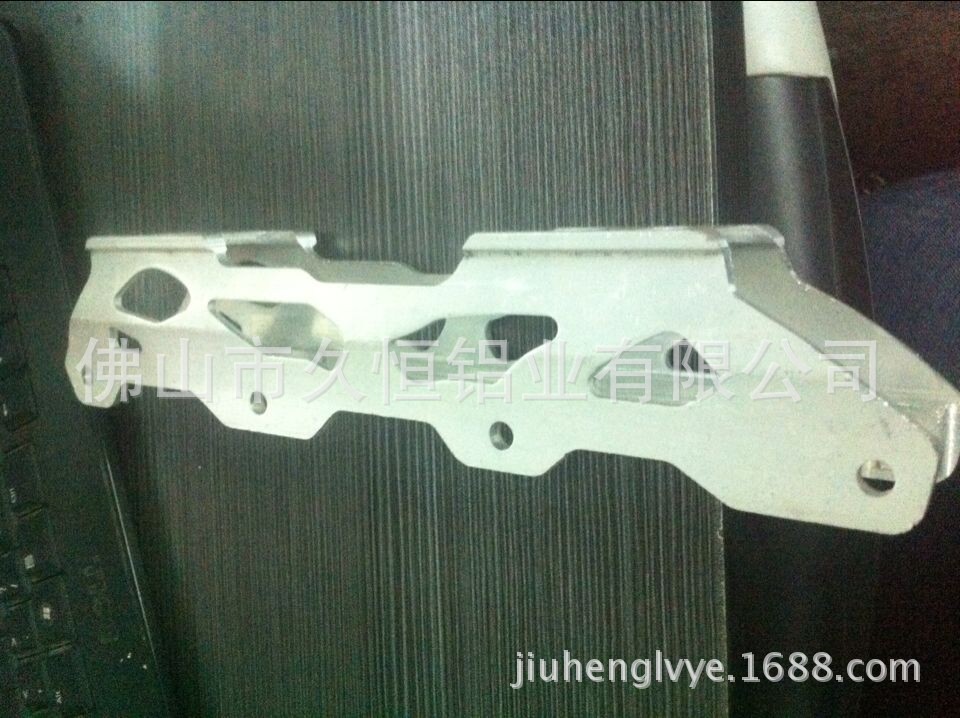 铝型材厂家定 制溜冰鞋铝型材 鞋架铝材挤出及后加工