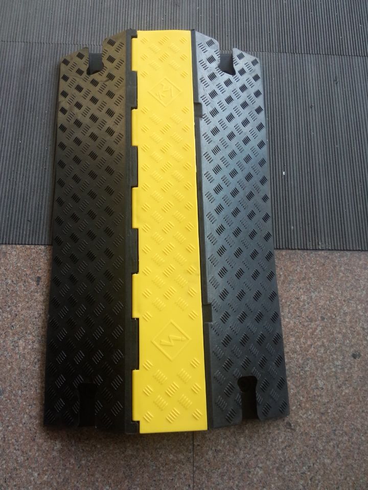 橡胶+pvc 一槽盖板减速带 过水管电线橡胶板 100*58*12cm橡胶单槽