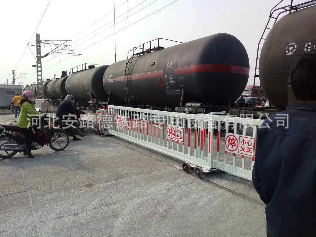 生产供应铁路道口平移栏门 铁路道口栅栏门