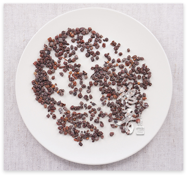 Dried Schisandra Berries Wu Wei Zi Whole Fruit 500g Bulk Bag for Culinary and Herbal Use quality and texture