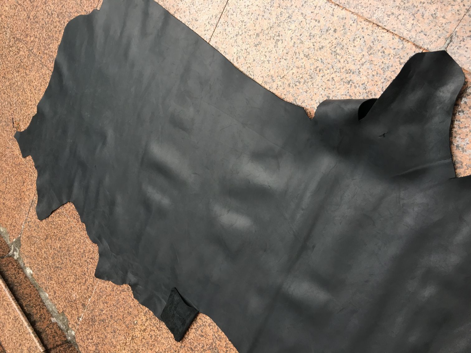 头层疯马牛皮 头层牛皮 马鞍皮 皮革皮料 牛皮面料 黑色