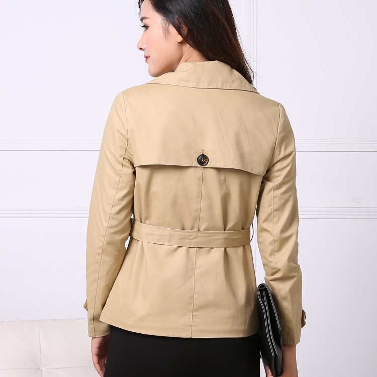 女性の上着と秋のコートのスターと同じ綿の短いウインドブレーカー